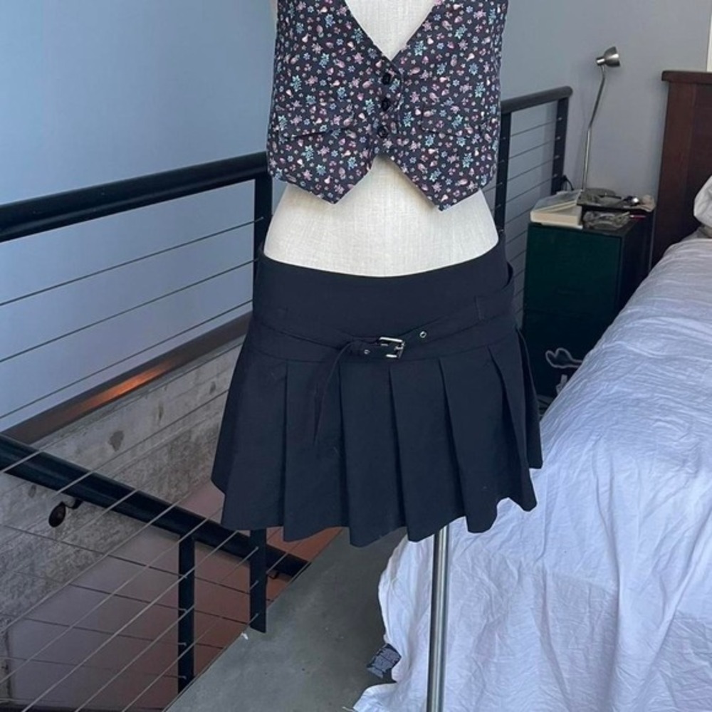 Cutest little black pleated skirt with‎ built in shorts! size medium